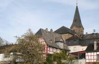 Evang. Johanneskirche mit altem Pfarrhaus bea